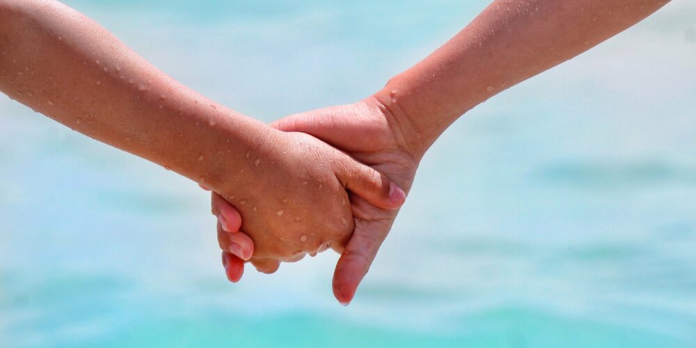 手をつないでいる