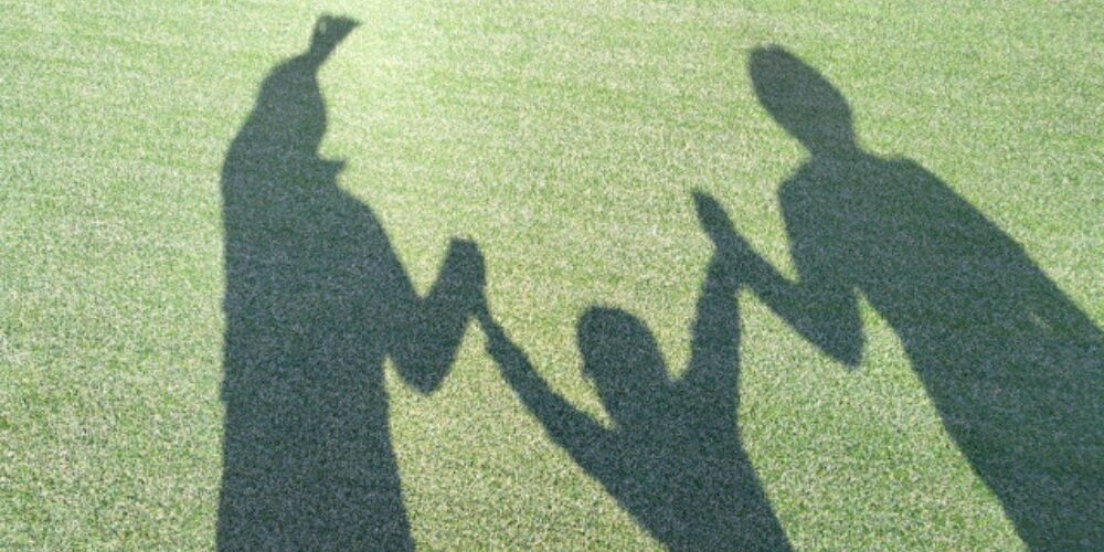 親子が手をつないでいる影
