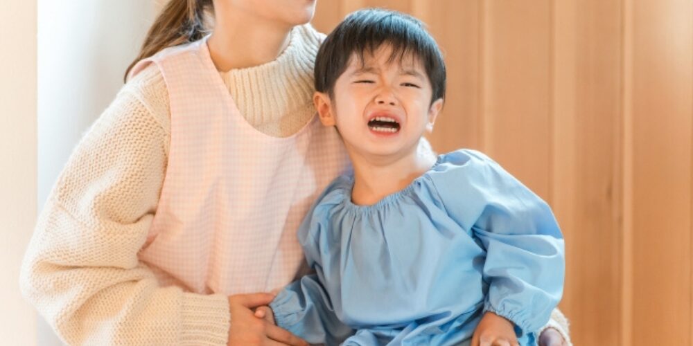 泣いている保育園児