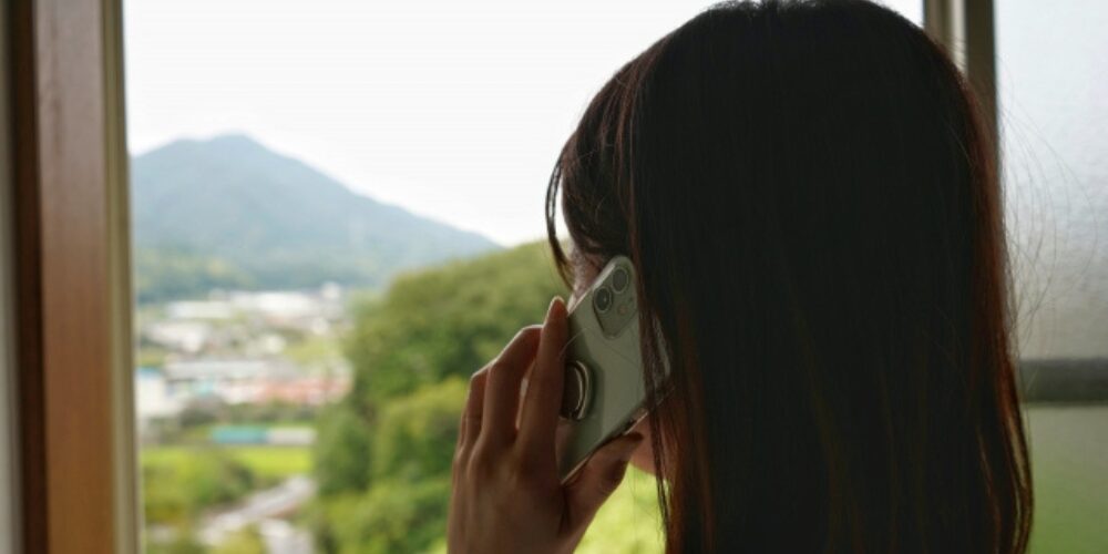 電話をする女性