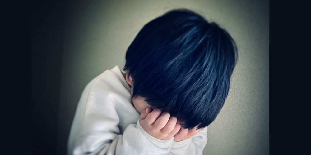 泣いている小学男児